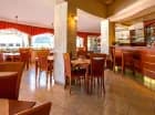 W hotelowej restauracji są serwowane smaczne śniadania i obiadokolacje
