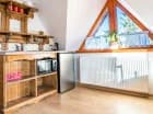 Apartament economy posiada część dzienną z aneksem kuchennym