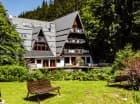 Hotel jest otoczony lasem, polaną i stawem umożliwiającym morsowanie