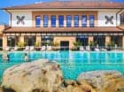 Resort posiada wewnętrzne i zewnętrzne baseny