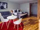 W pokoju premium jest rozkładana sofa, TV, wifi, czajnik, minibar, sejf