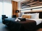 Wygodne wnętrza wyposażono m.in. w ekspres do kawy, minibar, szlafroki, sejf