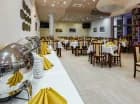 Śniadania i obiadokolacje są podawane w restauracji w formie bufetu