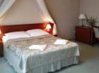 W apartamencie wstawiono łóżko podwójne oraz 2 łóżka pojedyncze