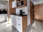 Apartament posiada oryginalnie zaprojektowany aneks kuchenny