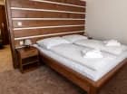 Apartament 2-os. składa się z sypialni i pokoju dziennego