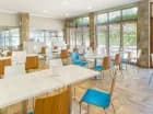 W hotelu znajduje się przestronna restauracja bufetowa