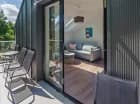 Apartamenty posiadają balkon z krzesłami i stolikiem