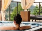 Jest także zewnętrzne jacuzzi z widokiem na Jezioro Solińskie