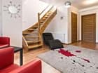 Apartamenty są dwupoziomowe, wyposażone nowoczesnymi meblami