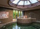 Hotel posiada kameralną strefę wellness z krytym basenem rekreacyjnym