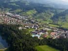 Hotel jest położony w górach i blisko jeziora