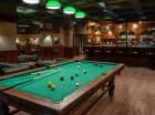 Dla dorosłych przygotowano drink bar z salą do gry w bilard