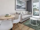 Rozkładana sofa w salonie posiada funkcję spania dla 2 osób