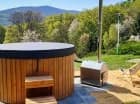 Kąpiel w zewnętrznym jacuzzi z widokiem na góry to wyjątkowe przeżycie