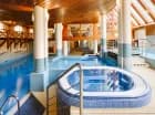 Obok basenu jest też jacuzzi i zjeżdżalnia wodna
