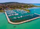 Wellness Hotel Laroba mieści się tylko 100 m od brzegu jeziora i mariny