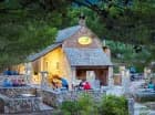 Na terenie resortu są dwie restauracje, pizzeria, klub taneczny