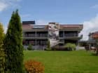 Hotel jest otoczony zielonym ogrodem