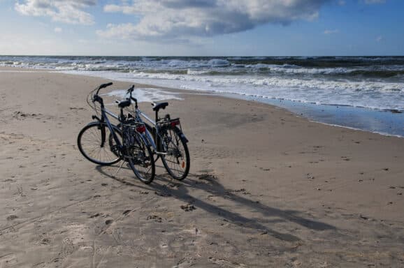 Rowerem wzdłuż Bałtyku – przewodnik po trasie R10 i szlaku Velo Baltica