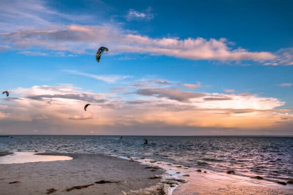Gdzie na kitesurfing w Polsce? Najlepsze miejsca dla miłośników sportów wodnych