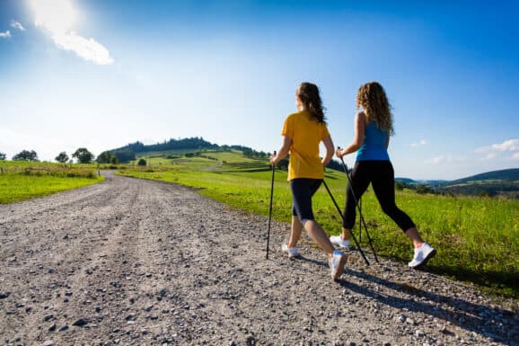 Nordic walking – jak zacząć przygodę z tym sportem? Porady i polecane trasy w Polsce