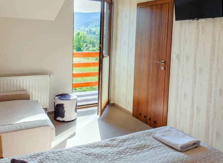 Pokój 2+2 comfort ma balkon z widokiem na okolicę