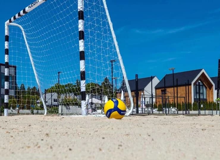 Nowa strefa sportowa z boiskiem do piłki nożnej, siatkówki plażowej i badmintona