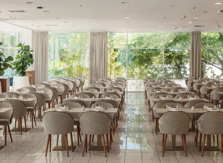 Główna hotelowa restauracja serwuje śniadania i kolacje w formie bufetu