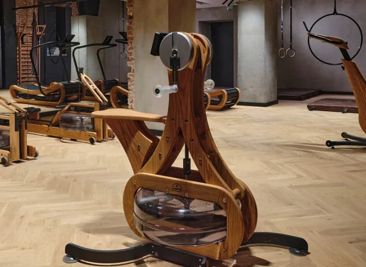 Nowoczesna strefa fitness jest wyposażona w urządzenia renomowanych marek
