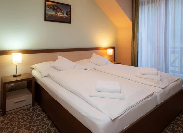 W tym górskim hotelu dla gości przygotowano wygodne pokoje 2-osobowe i 3-osobowe