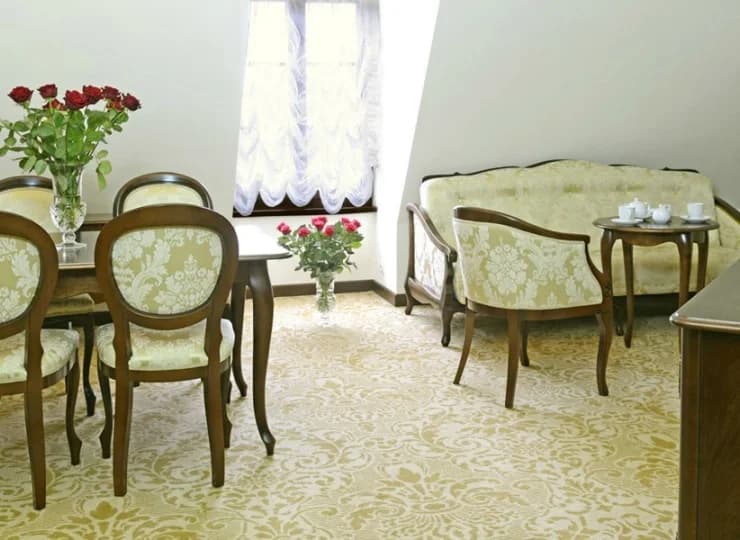 Oprócz pokoi w ofercie Dworu Kombornia są przestronne apartamenty