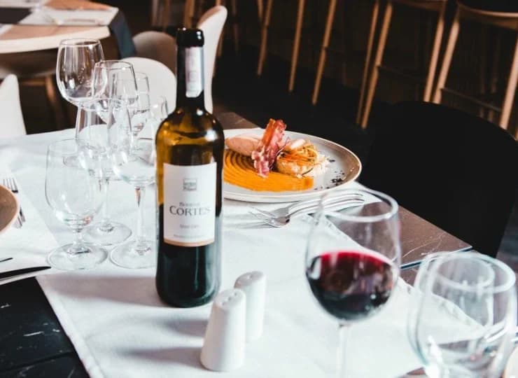 Szef kuchni dba o jak najwyższą jakość podawanych dań i o ciekawe menu