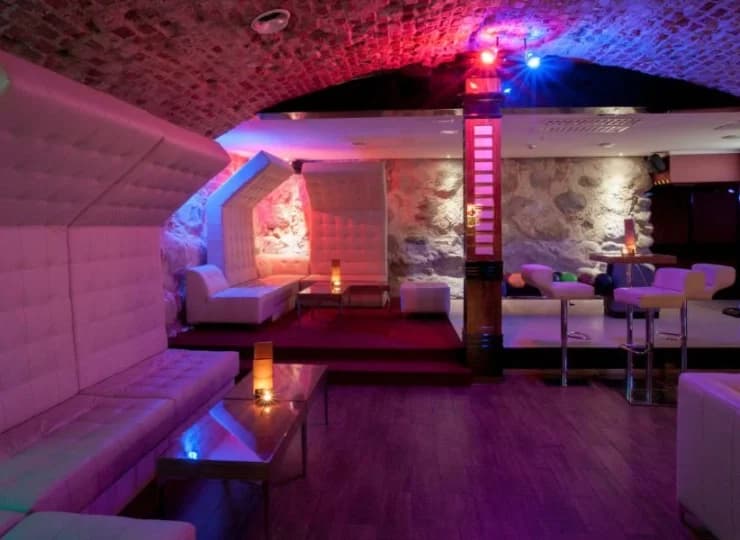 Night Club urządzony w podziemiach zamku zaprasza na wieczorne imprezy