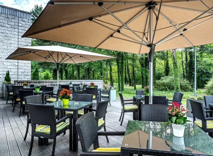 Część restauracyjnych stolików rozłożono na tarasie
