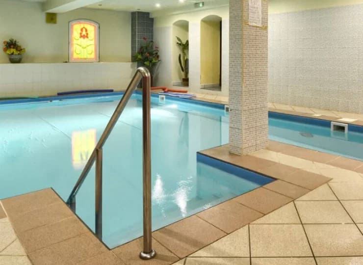 Hotel Kryształ posiada kryty basen oraz strefa zabiegową