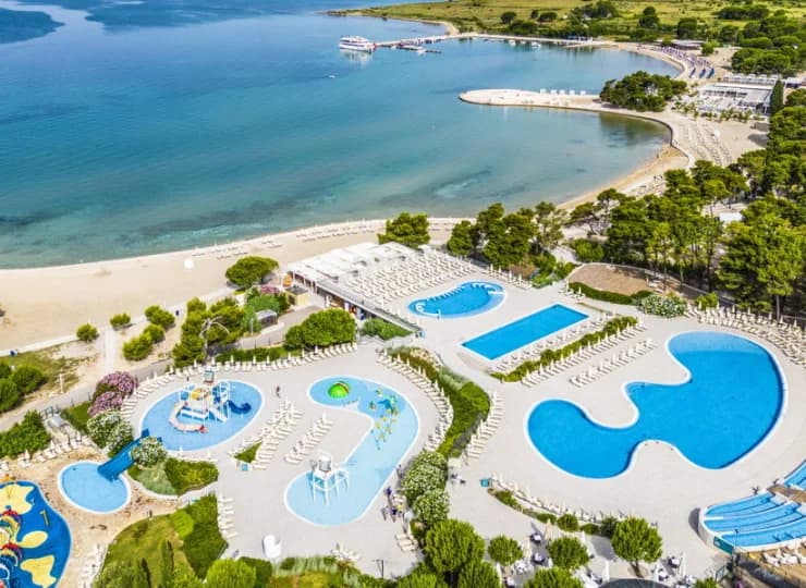 Tereny resortu są pokryte przyjemną, śródziemnomorską zielenią