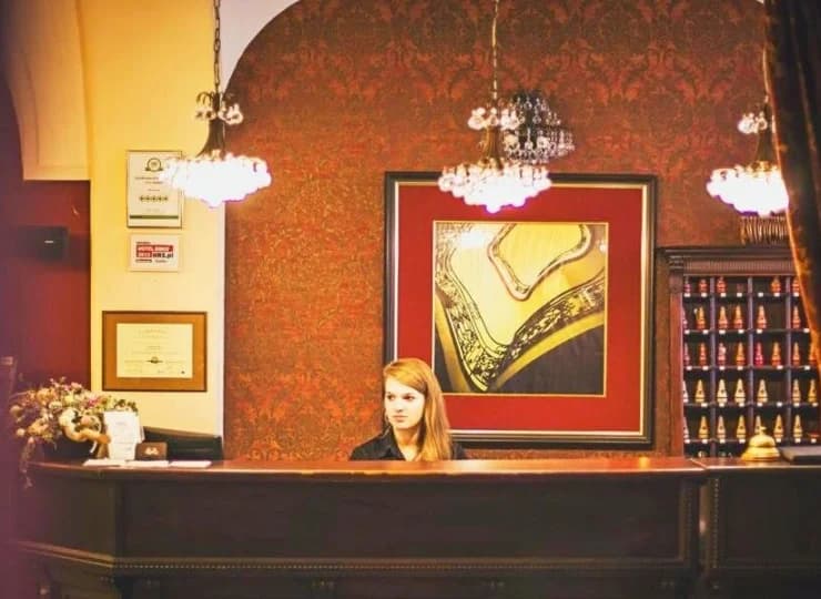 Recepcja znajduje się w budynku głównym
