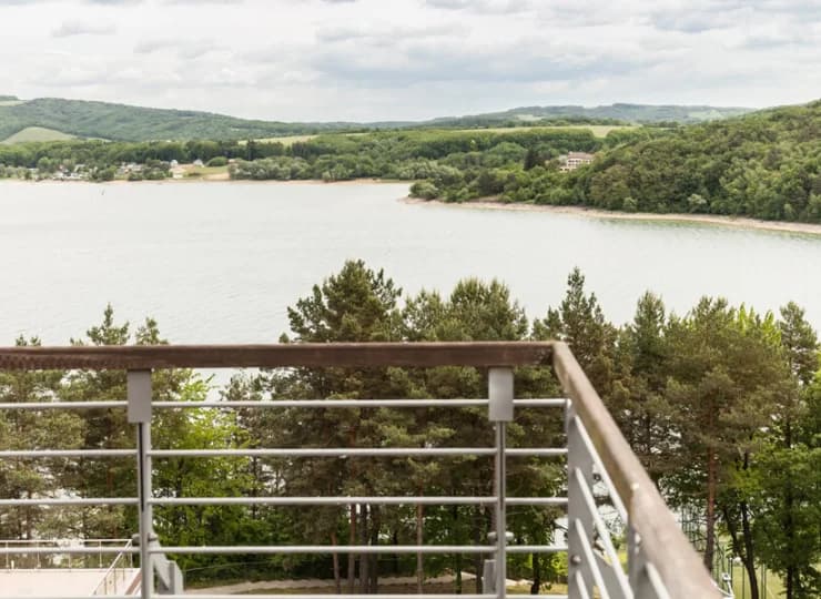 Widok na jezioro i Pogórze Ondawskie