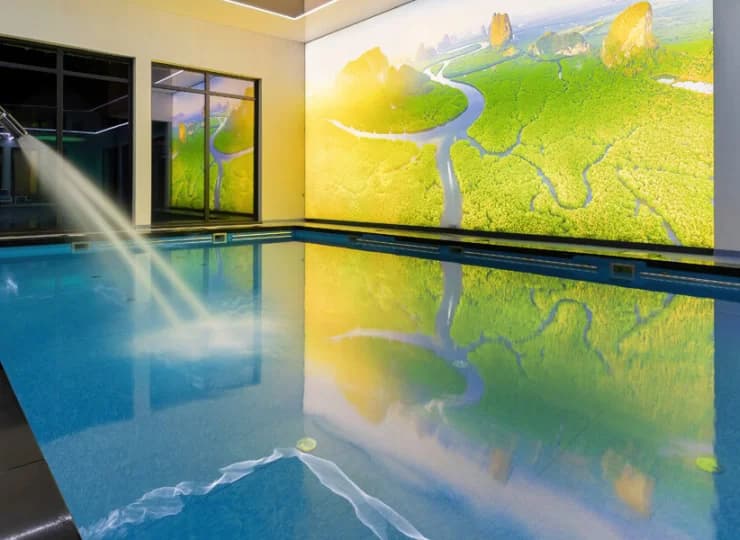 Strefę basenową zdobi klimatyczna dekoracja ścienna