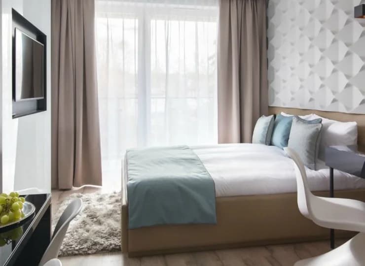 Dla gości przygotowano komfortowe i przestronne apartamenty
