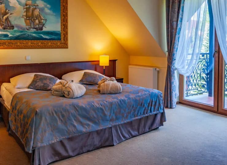 To wygodny hotel na Mazurach nad samym jeziorem
