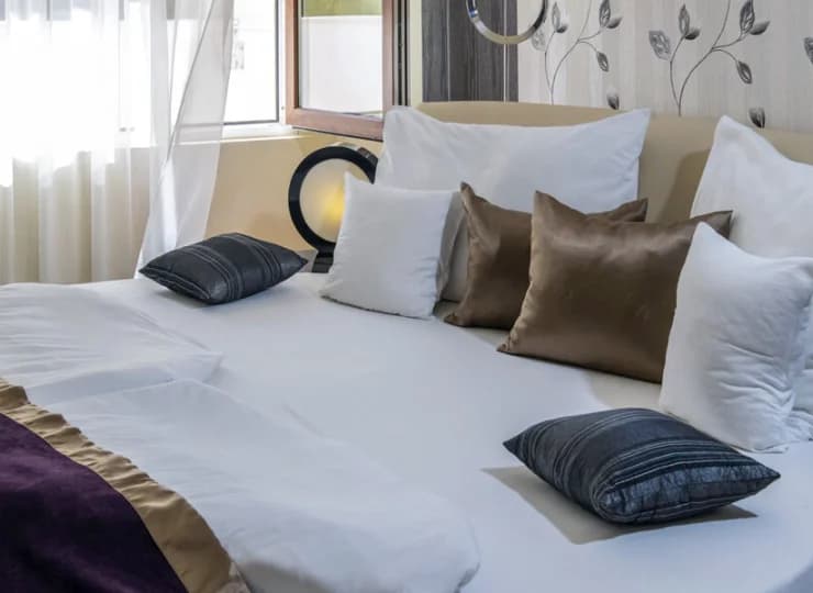 Pokój deluxe 2+2 to kameralny apartament z odrębną sypialnią