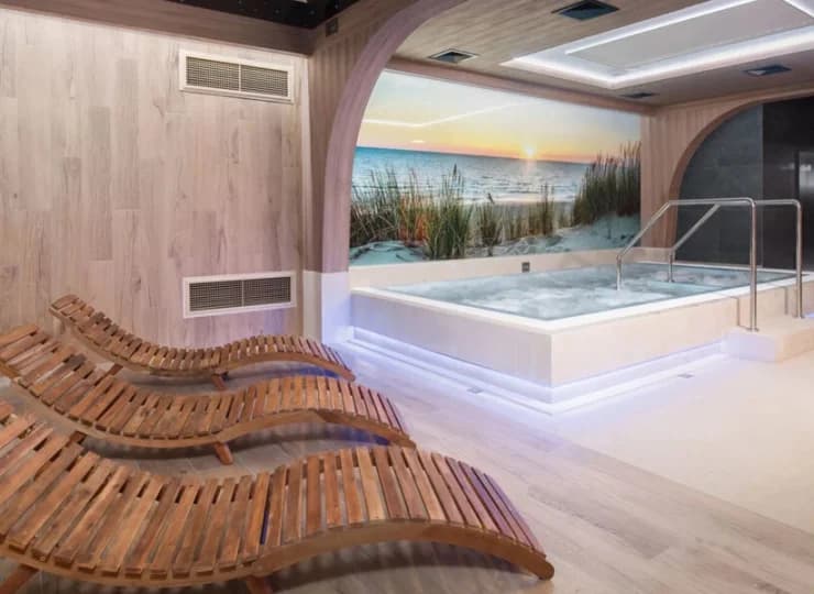 Jest tu duże jacuzzi, sauny sucha i infrared, łaźnia parowa, strefa relaksu