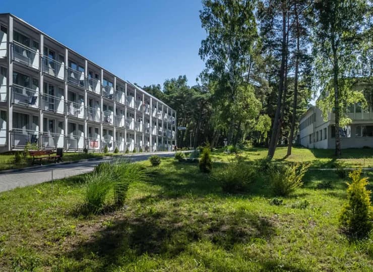 Hotel*** NAT Krynica Morska to otoczony bujną roślinnością kompleks nad morzem