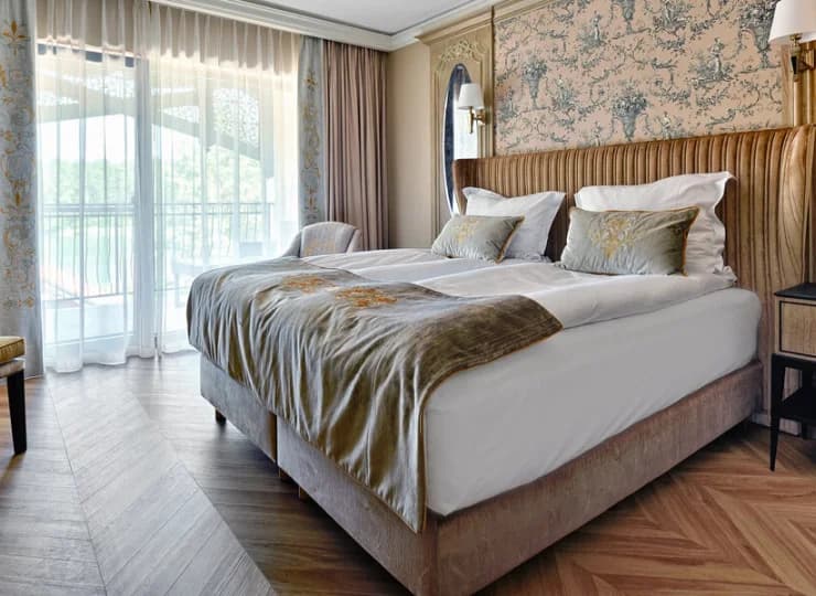 Wszystkie pokoje posiadają balkon z wypoczynkiem ogrodowym i łazienkę