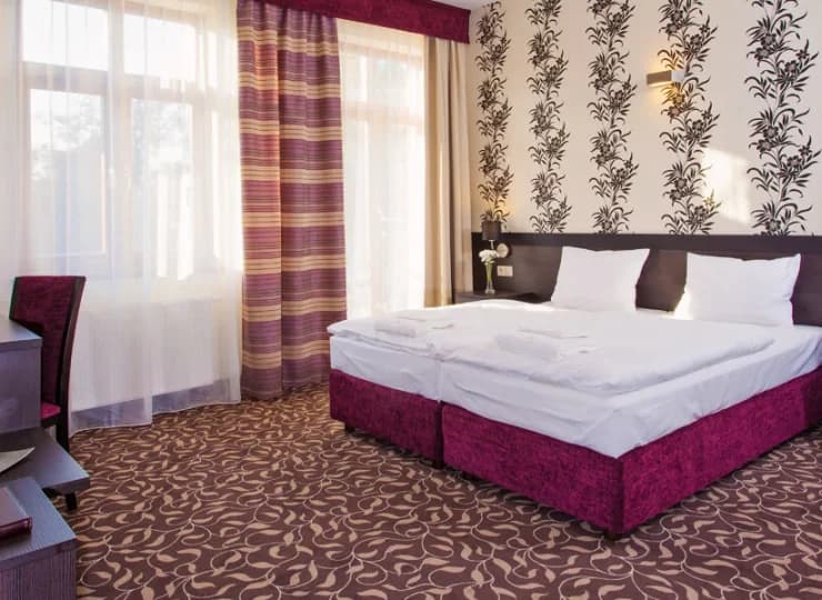 Pokoje klasy comfort plus w budynku Mineralnego SPA dysponują balkonami