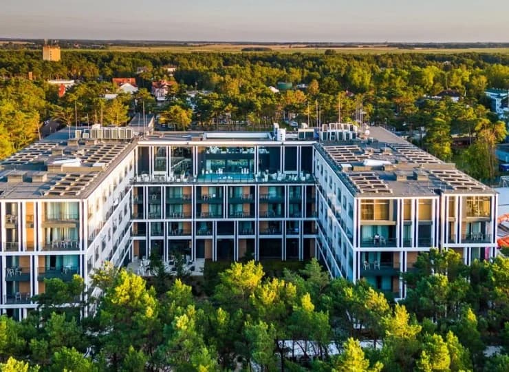 Widok hotelu od strony morza