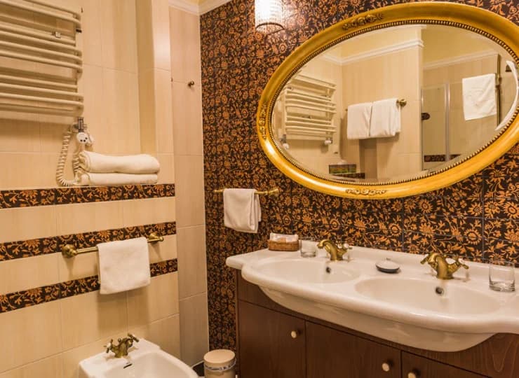 Stylistyka łazienek 4* także nawiązuje do dworskiego przepychu