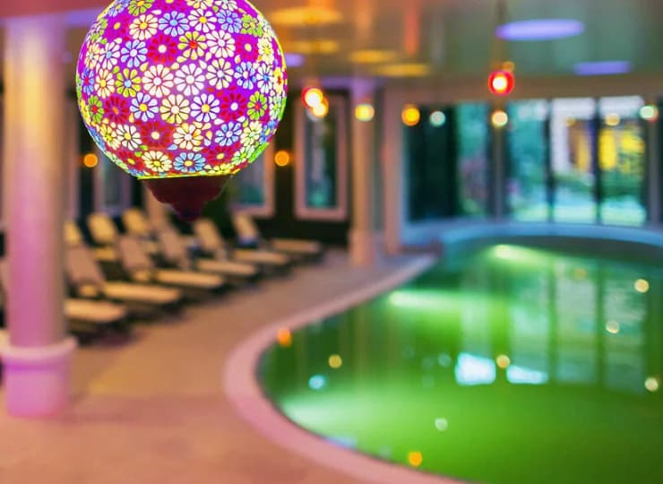 Strefę wellness dekoruje nastrojowe oświetlenie